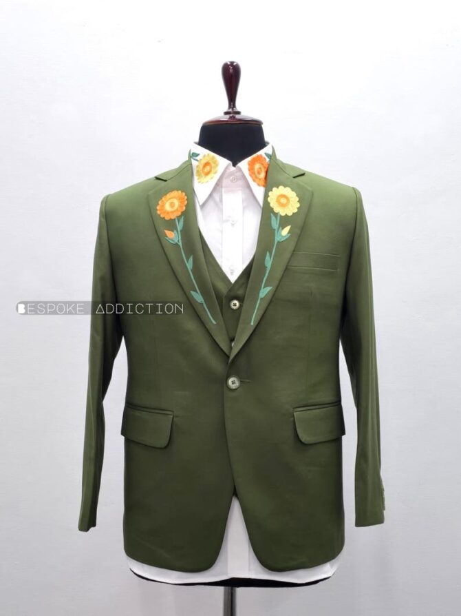 Men Olive Green 4Pc Bespoke Flowers Embroidered On Peak Lapel Cocktail Coat Pant Vest Shirt Western Suit Retro Groom Wedding Party Outfit